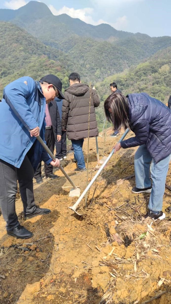 碳惠山?！ば雍糜心恪疤蓟蒎\旗”醫(yī)患共植“滬明杏林”活動